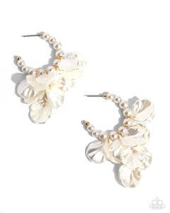 Paparazzi Jewelry - Frilly Feature - Gold